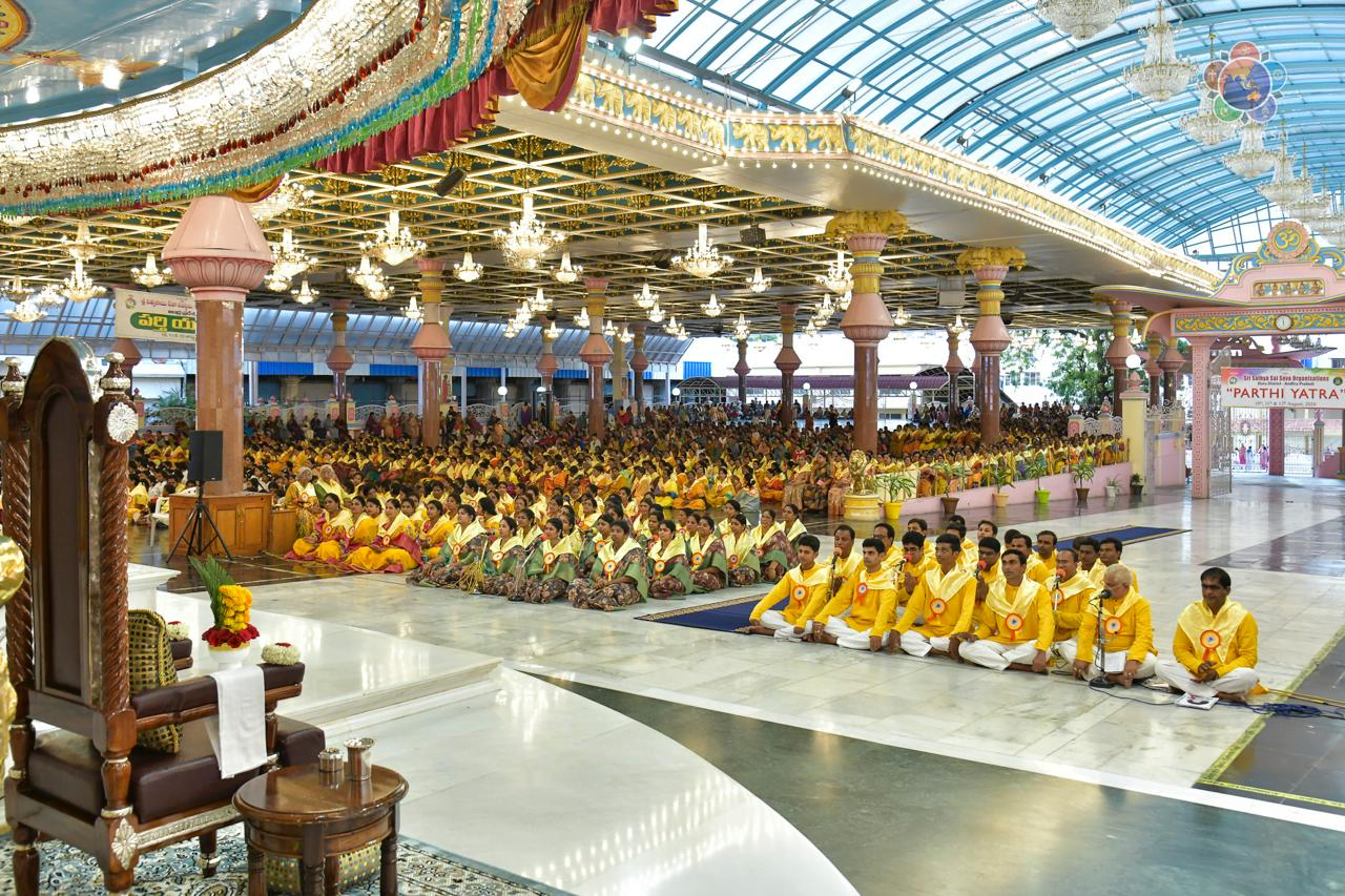 Sri Sathya Sai Swara Madhuri – Programa de música devocional a cargo de devotos del distrito de Eluru, Andhra Pradesh