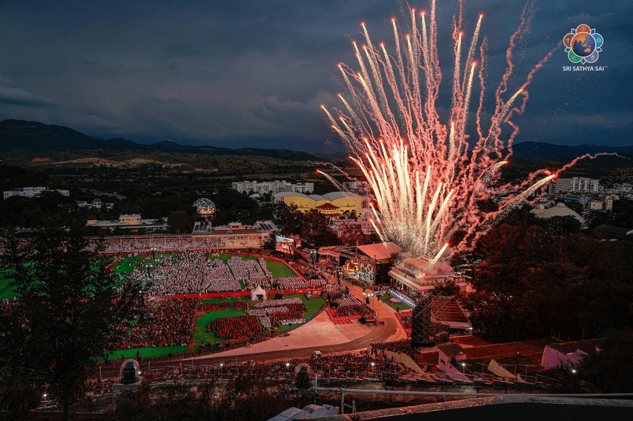 Celebraciones del centenario del cumpleaños de Bhagavan Sri Sathya Sai Baba | Actos vespertinos | Jhoola Mahotsavam | Orquesta Filmarmónica de Praga | Drones – Láser – Espectáculo Piro | 23 de noviembre de 2025