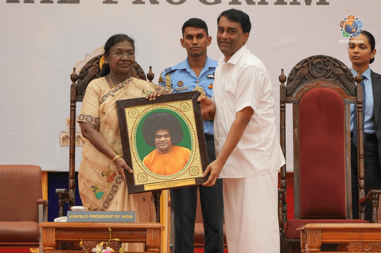 Programa Especial con motivo de las Celebraciones del Centenario de Sri Sathya Sai | Visita de la Honorable Presidenta de India, Bharat, Smt Droupadi Murmu ji y del Honorable Ministro Principal de Andhra Pradesh, Sr. Nara Chandrababu Naidu garu | Auditorio Poornachandra | 22 de noviembre de 2025