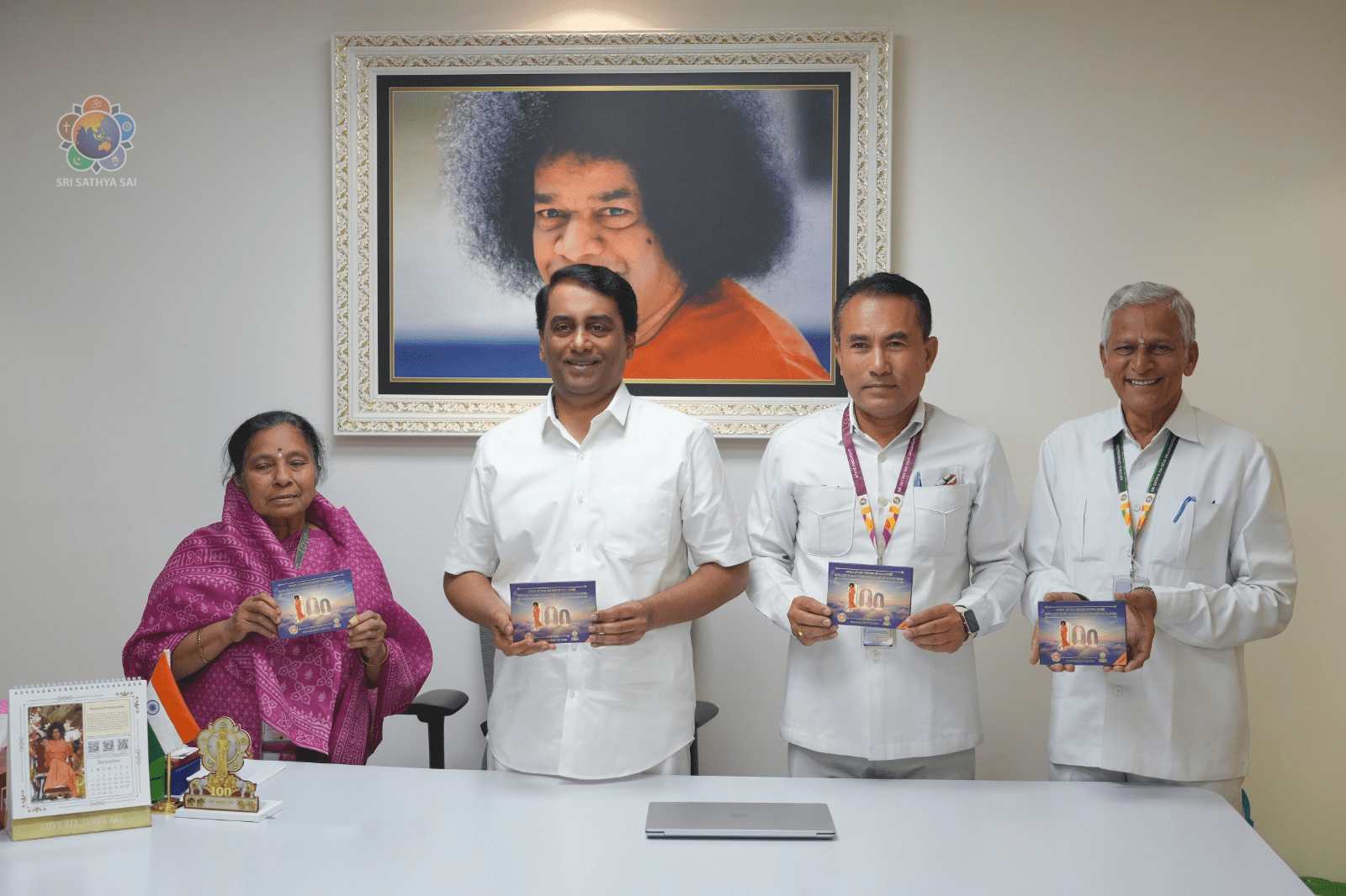 Distribución de monedas conmemorativas del centenario de Bhagavan Sri Sathya Sai Baba a los devotos | 18 de diciembre de 2025