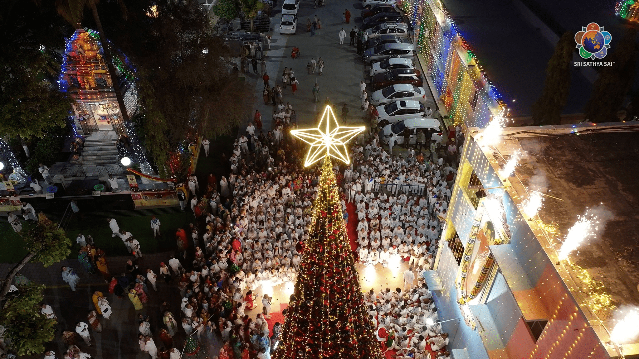 Inauguración ceremonial del árbol de Navidad de 15 metros en Prasanthi Nilayam | Comienzan las celebraciones navideñas | 19 de diciembre de 2025