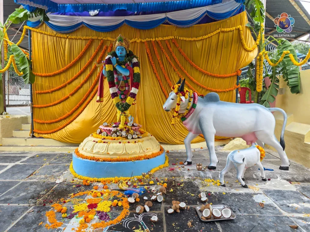 Instalación y develación de la imagen de Krishna en Sri Sathya Sai Gokulam | 4 de septiembre de 2026